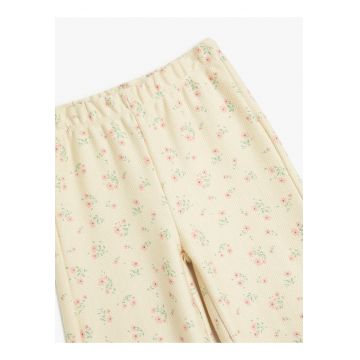 Pantaloni cu croiala ampla si model floral