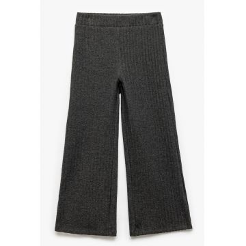 Pantaloni cu croiala ampla si model uni