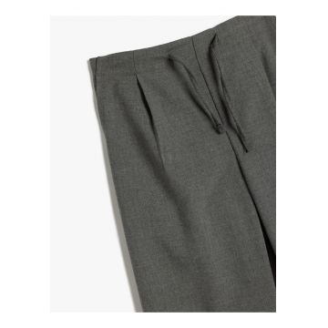 Pantaloni cu croiala ampla si snur de ajustare