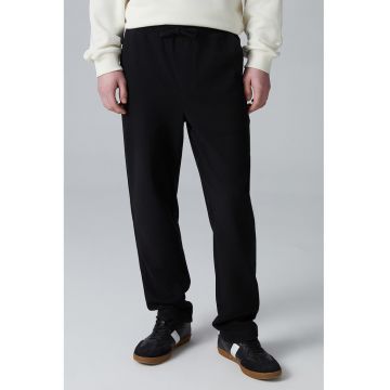 Pantaloni de trening cu croiala dreapta si buzunare