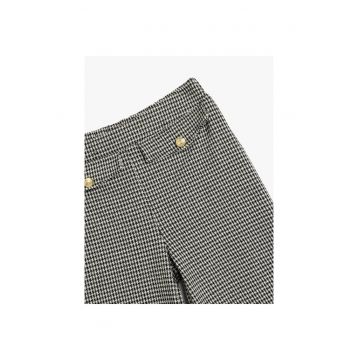 Pantaloni in carouri cu croiala ampla si buzunare decorative cu clapa