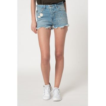 Pantaloni scurti de denim cu nituri si detalii cu aspect deteriorat