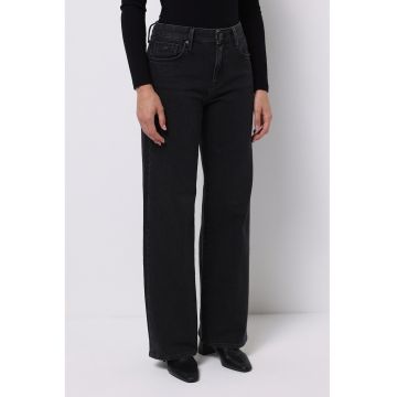 Blugi cu talie inalta si model cu 5 buzunare