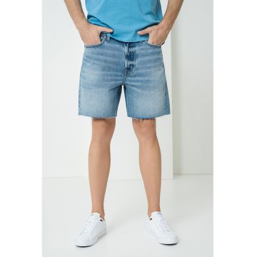 Blugi scurti relaxed fit cu terminatie franjurata