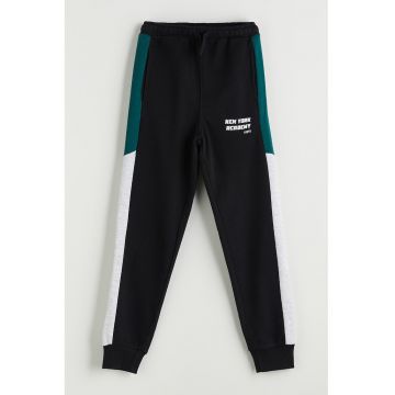 Pantaloni de trening cu buzunare laterale