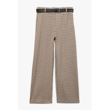 Pantaloni in carouri cu croiala ampla si curea in talie