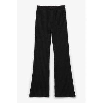 Pantaloni cu croiala ampla si aspect striat