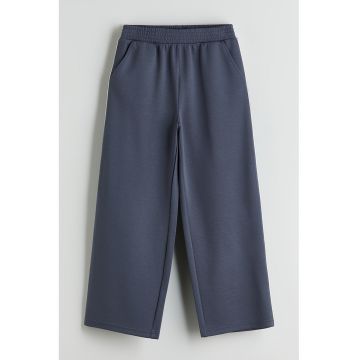 Pantaloni cu croiala ampla si banda elastica in talie