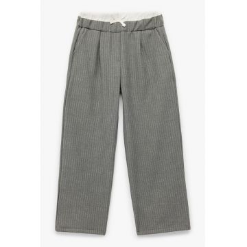 Pantaloni cu croiala ampla si model in dungi