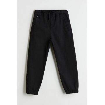 Pantaloni cu snur de ajustare si buzunare cu fermoar