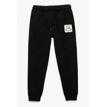 Pantaloni de trening cu broderie aplicata