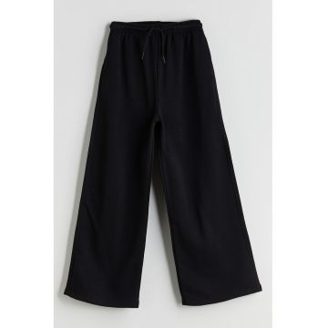 Pantaloni de trening cu croiala ampla