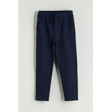 Pantaloni de trening cu croiala conica si snur de ajustare