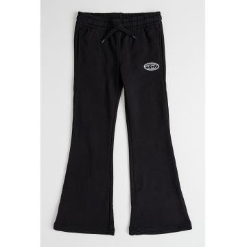Pantaloni de trening cu croiala evazata - snur si logo