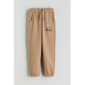 Pantaloni de trening cu design grafic si snur