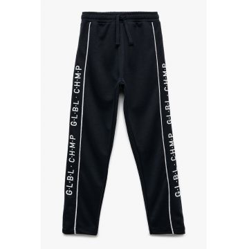 Pantaloni de trening cu design text si talie medie