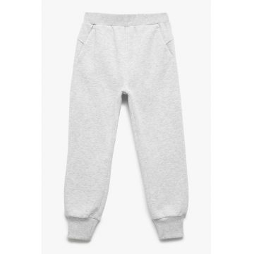 Pantaloni de trening cu model uni si buzunare laterale