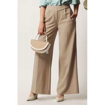 Pantaloni DY Fashion bej din stofa evazati cu betlie pe o parte Pantaloni DY Fashion bej din stofa evazati cu betlie pe o parte