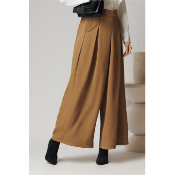 Pantaloni office din crep maro camel evazati cu pliuri