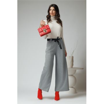 Pantaloni office din stofa gri deschis cu buzunare si cordon din piele ecologica Pantaloni office din stofa gri deschis cu buzunare si cordon din piele ecologica