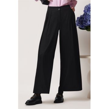 Pantaloni office din viscoza negri evazati cu pliuri pe talie Pantaloni office din viscoza negri evazati cu pliuri pe talie