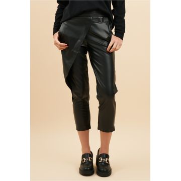 Pantaloni Rebeca negri din piele ecologica cu aplicatie petrecuta Pantaloni Rebeca negri din piele ecologica cu aplicatie petrecuta