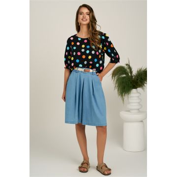 Pantaloni scurti bleu din denim lejeri cu pliuri si curea in talie