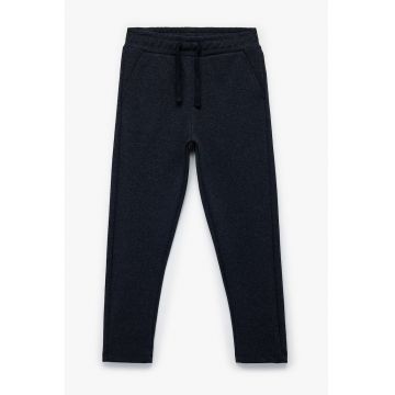 Pantaloni cu talie ajustabila