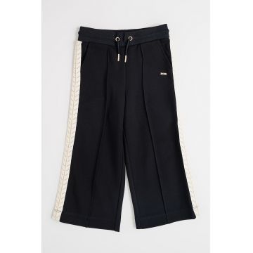 Pantaloni de trening cu croiala ampla si snur
