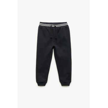 Pantaloni de trening cu talie ajustabila si model uni