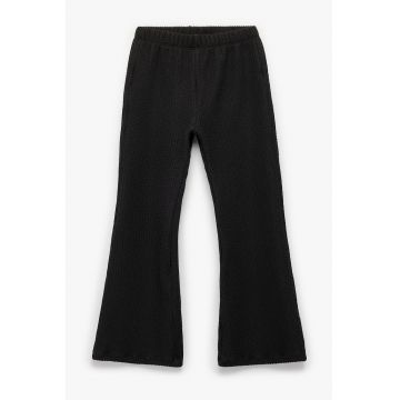 Pantaloni evazati cu model texturat