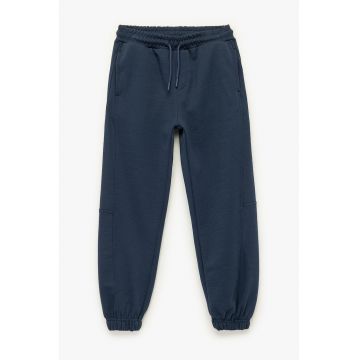 Pantaloni uni de trening cu buzunare laterale