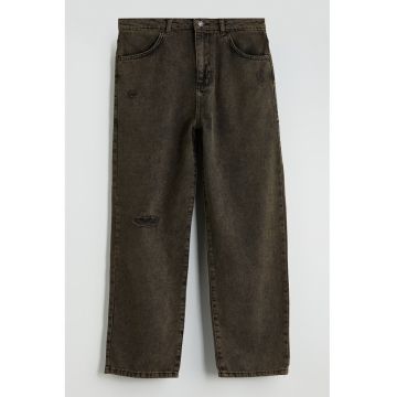 Blugi drepti cu detalii deteriorate - Maro inchis