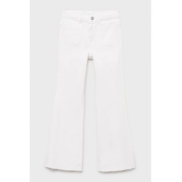 Blugi evazati cu terminatii franjurate - Alb