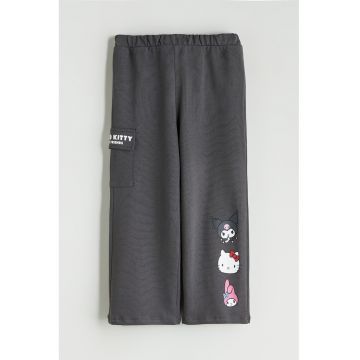 Pantaloni de trening cu croiala dreapta si imprimeu Hello Kitty - Gri antracit