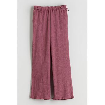 Pantaloni texturati cu termiantii valurite si croiala ampla - Roz inchis