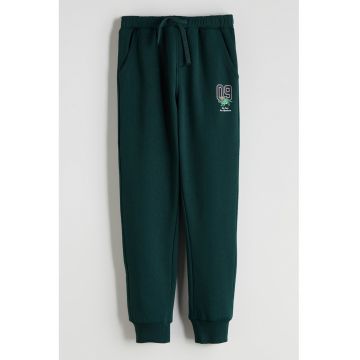 Pantaloni de trening cu detaliu grafic - Verde padure