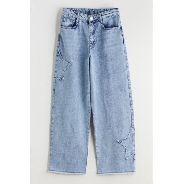 Blugi cu croiala ampla si talie inalta