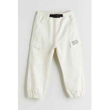 Pantaloni cargo din bumbac - Alb fildes