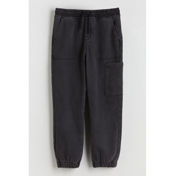 Pantaloni de trening cu croiala cargo si buzunare laterale - Gri antracit