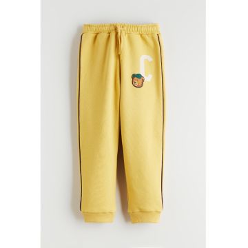 Pantaloni de trening cu imprimeu si snur in talie - Galben pai