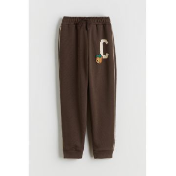 Pantaloni de trening cu imprimeu si snur in talie - Maro inchis