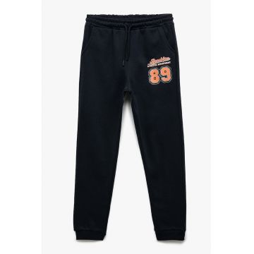 Pantaloni de trening cu imprimeu text - Negru