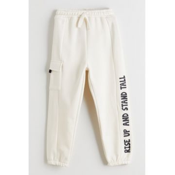 Pantaloni de trening cu snur si text - Alb fildes/Negru stins