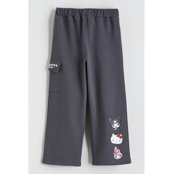 Pantaloni de trening cu talie elastica si detalii Hello Kitty - Gri cenusiu