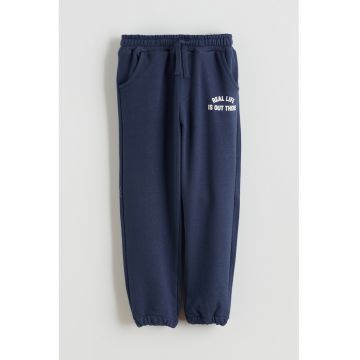 Pantaloni de trening din amestec din bumbac cu imprimeu - Albastru inchis