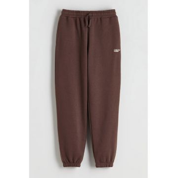 Pantaloni relaxed fit de trening cu snur in talie - Maro