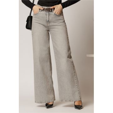 Blugi dama gri deschis cu croi larg si curea in talie