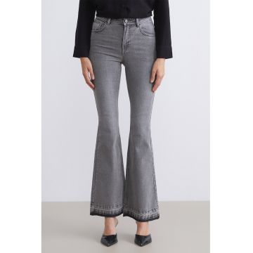 Blugi evazati cu aspect decolorat - Gri cenusiu