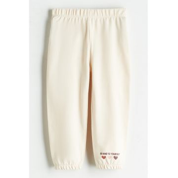 Pangtaloni de trening din bumbac cu imprimeu text - Bej deschis